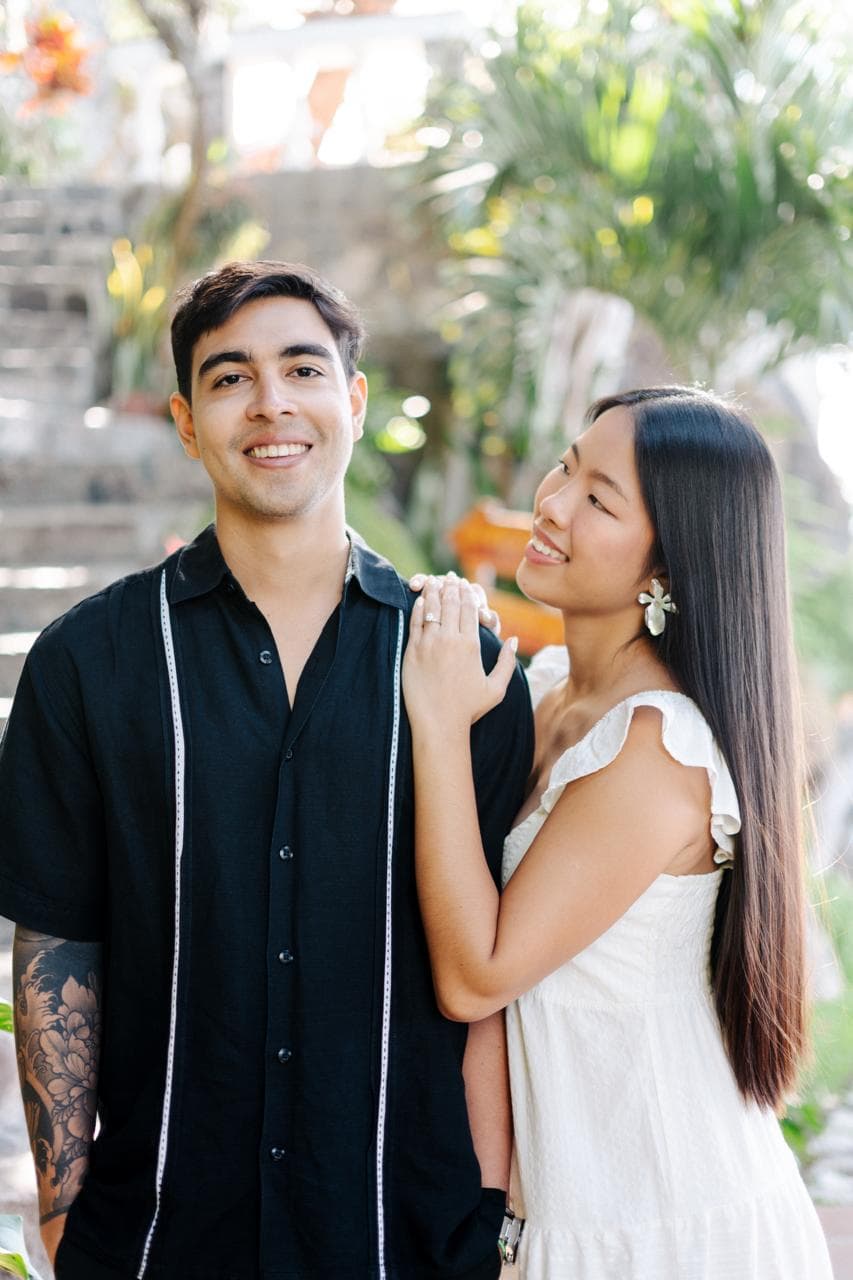 Emily y Leonardo sonriendo entre la vegetación