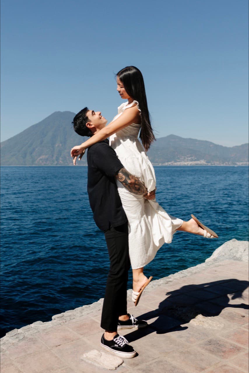 Leonardo levantando a Emily a la orilla del lago